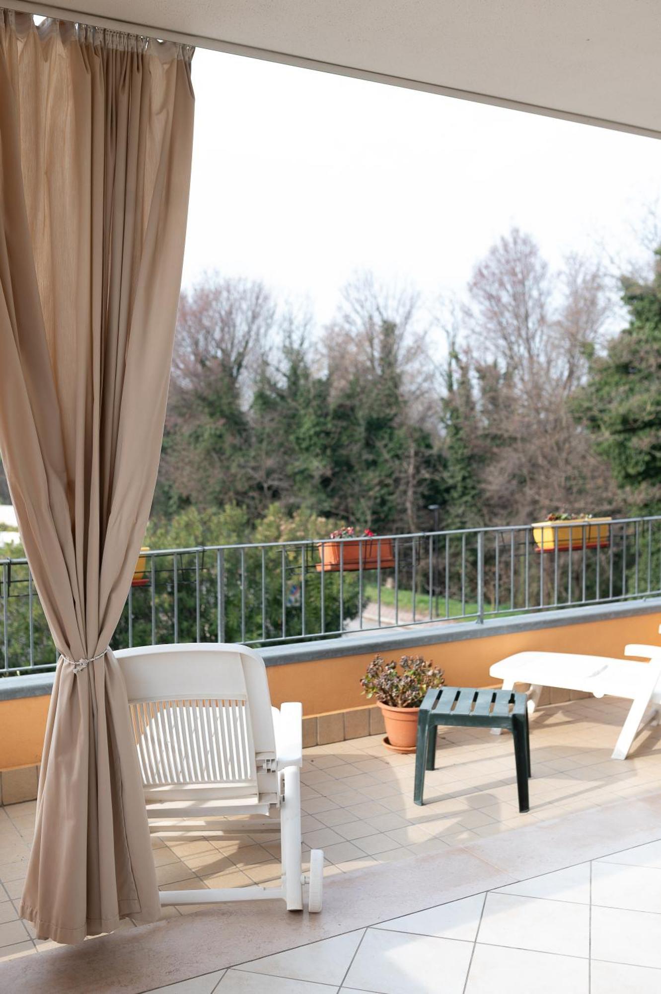 דירות לאזיסה Terrazza Baciata Dal Sole מראה חיצוני תמונה